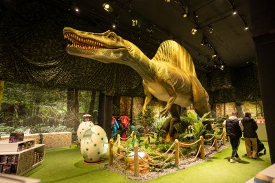 Large animatronic dino within Dinos Alive exhibit